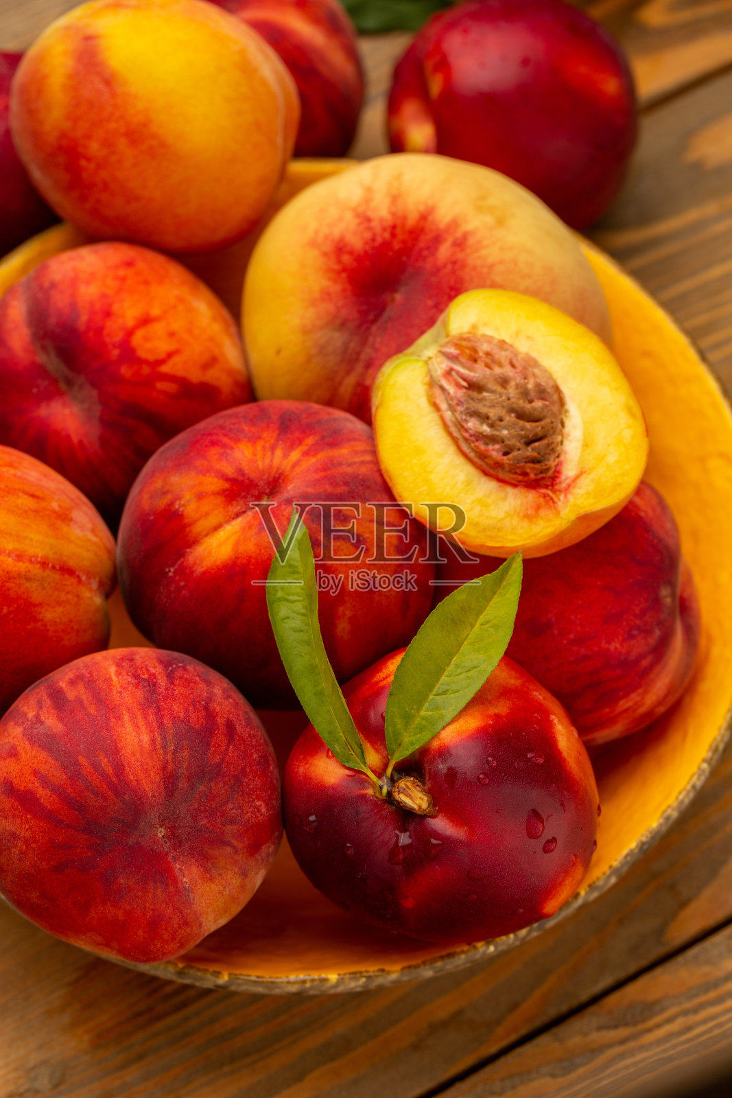 画室里木制背景上的桃子照片摄影图片