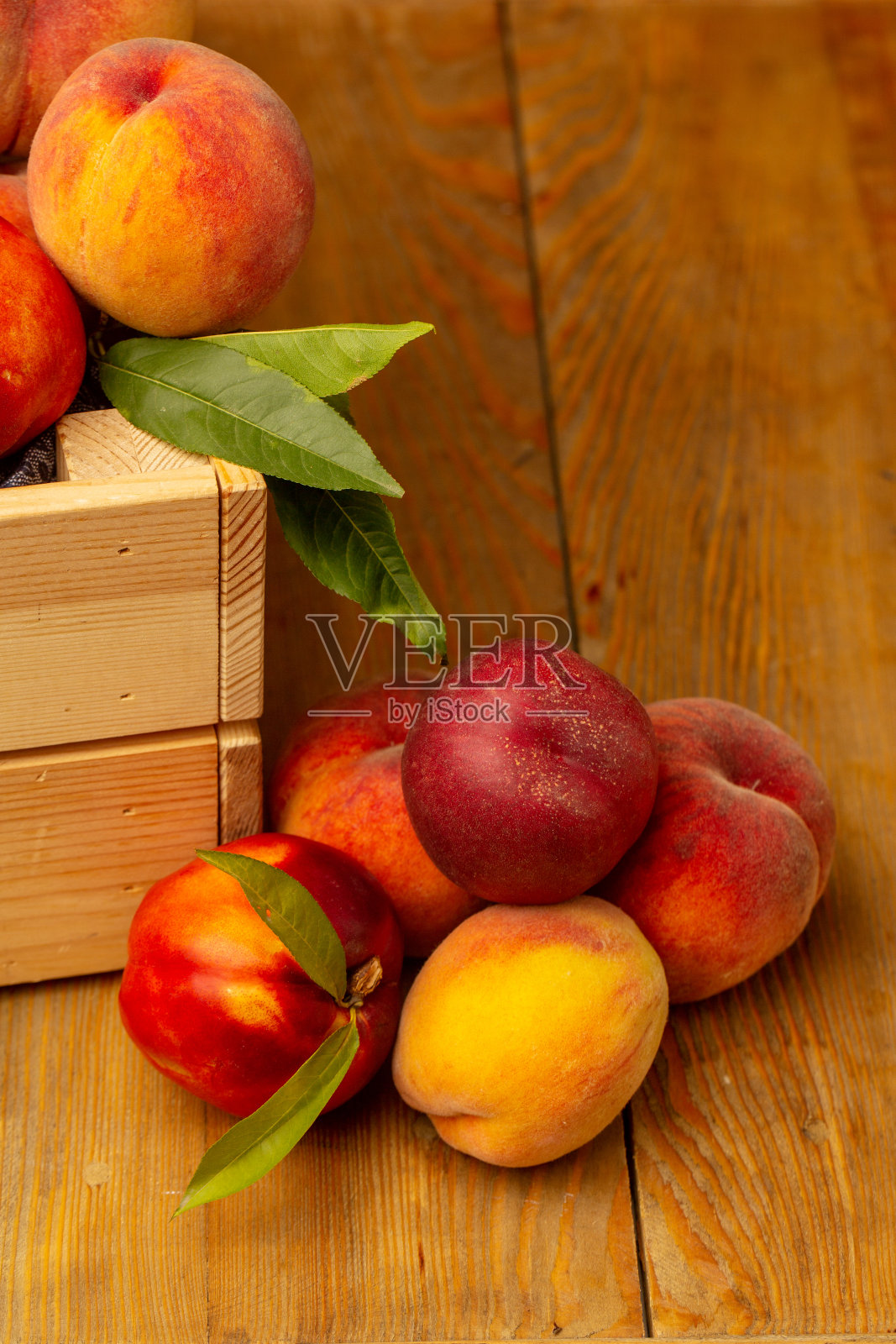 画室里木制背景上的桃子照片摄影图片