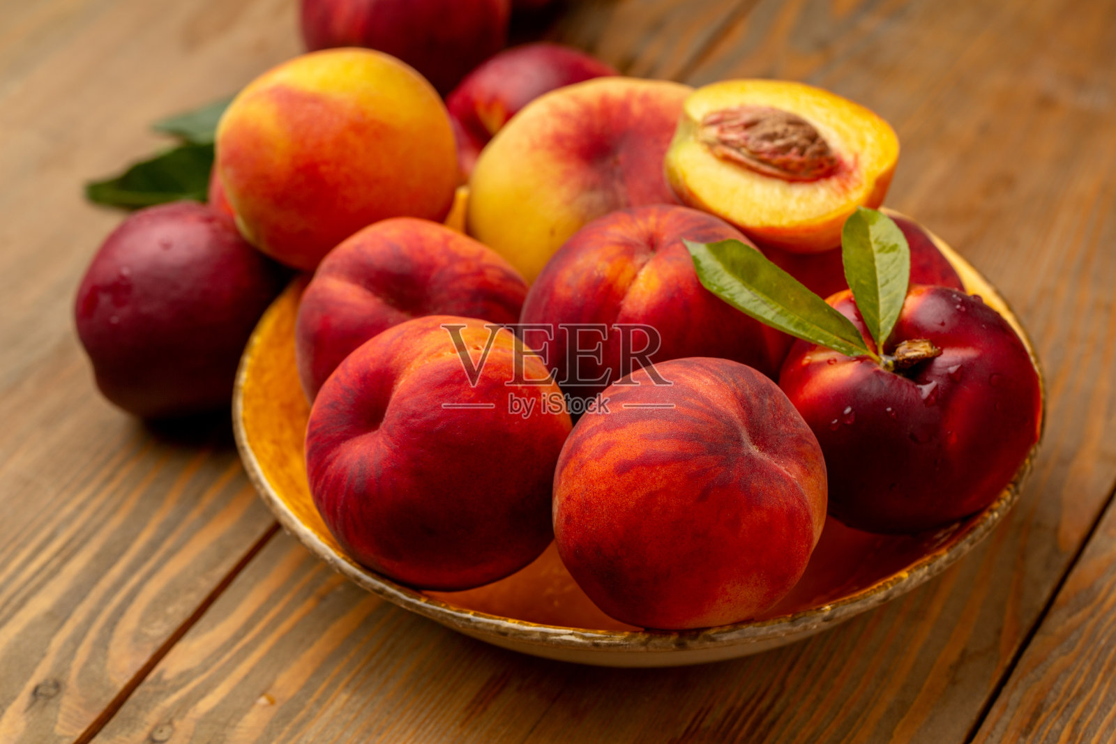 画室里木制背景上的桃子照片摄影图片