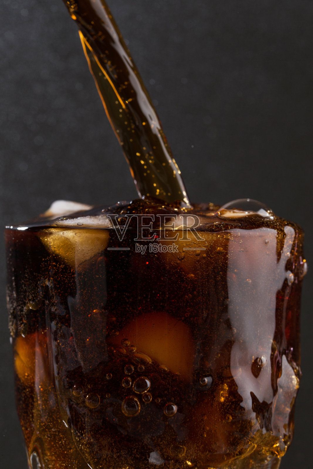 苏打饮料倒入玻璃宏在工作室照片摄影图片