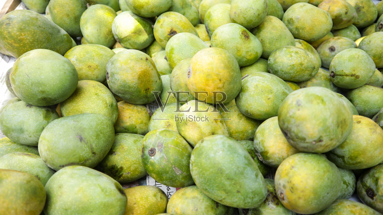 孟加拉国达卡街头小贩的货车上放着许多香甜的绿色和黄色芒果照片摄影图片