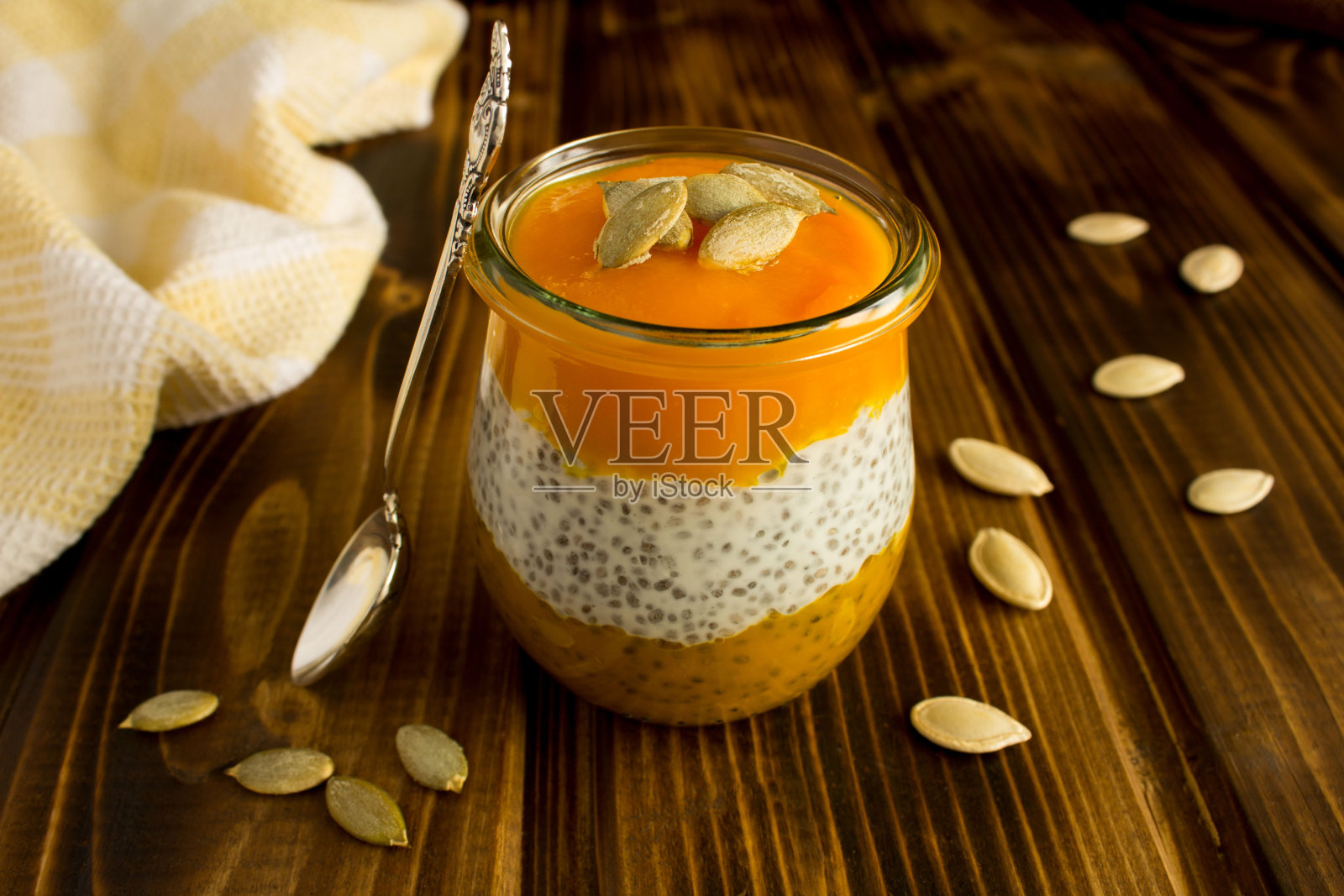 布丁与奇亚籽和南瓜在棕色的木制背景照片摄影图片