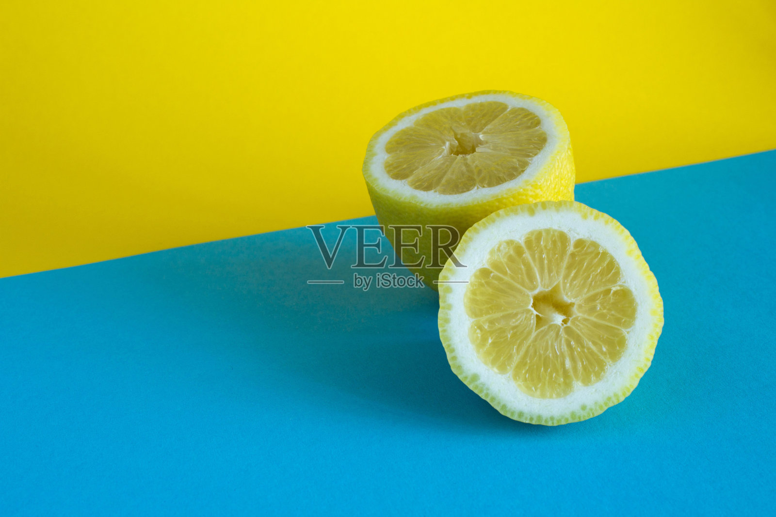 切碎的柠檬放在有颜色的背景上。副本的空间。照片摄影图片