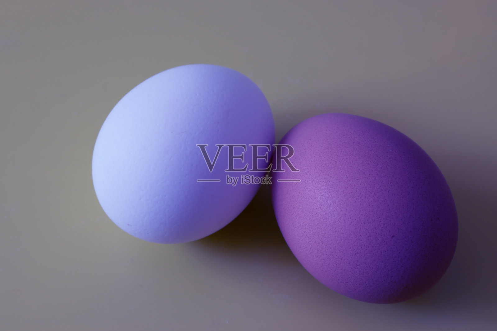 有颜色的鸡蛋孤立在灰色背景照片摄影图片