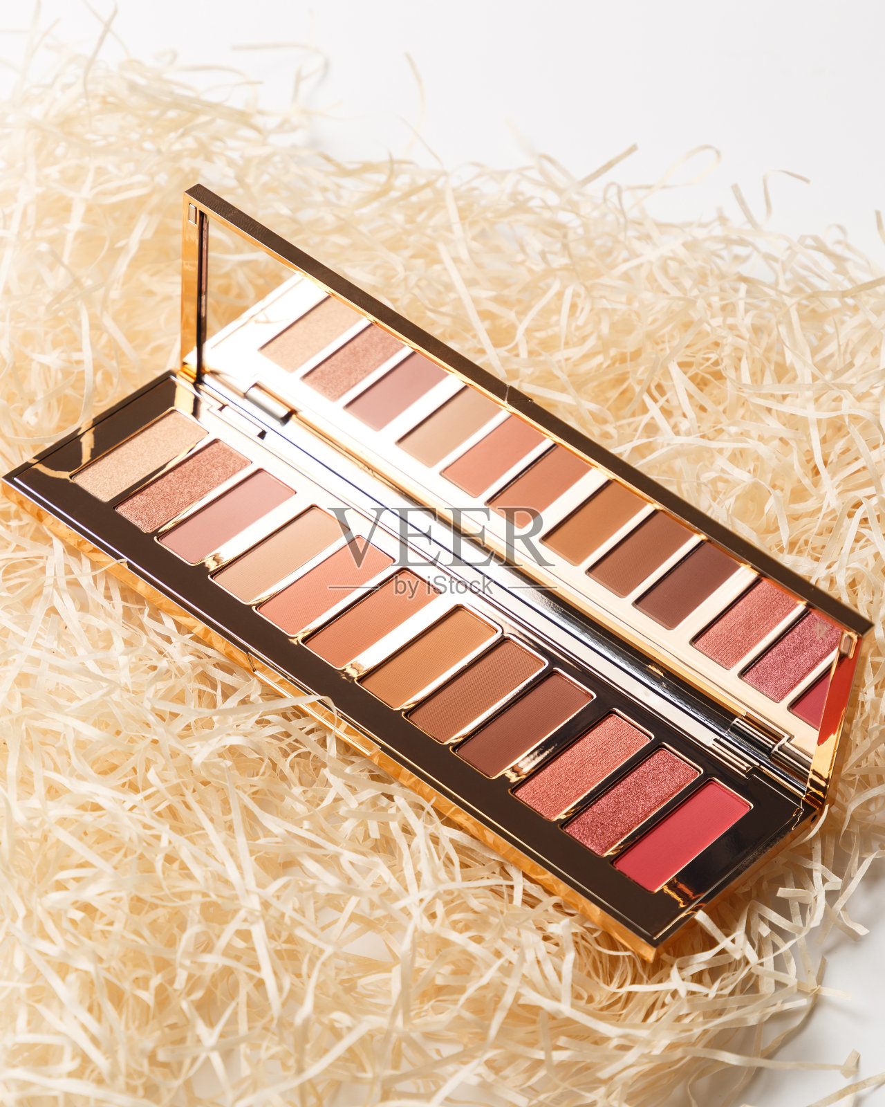 MUA和女孩的概念。奢侈品眼影调色板、眼影化妆品等产品作为奢侈品美容品牌推广。时尚博客的设计。轮廓线面板。特写化妆板照片摄影图片