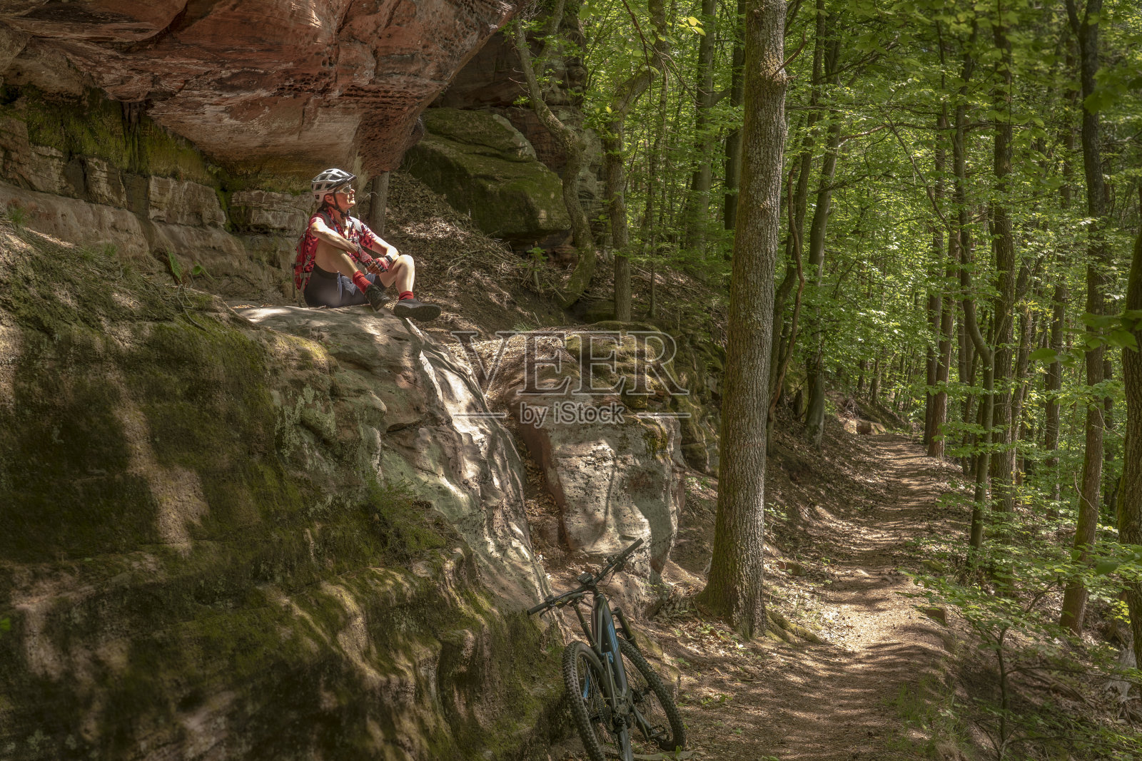 在palatinat森林里骑着山地车的老妇人照片摄影图片