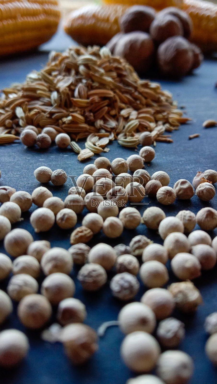 一些烹饪材料的照片，如白胡椒，胡椒粉，肉豆蔻，丁香在黑色的背景照片摄影图片