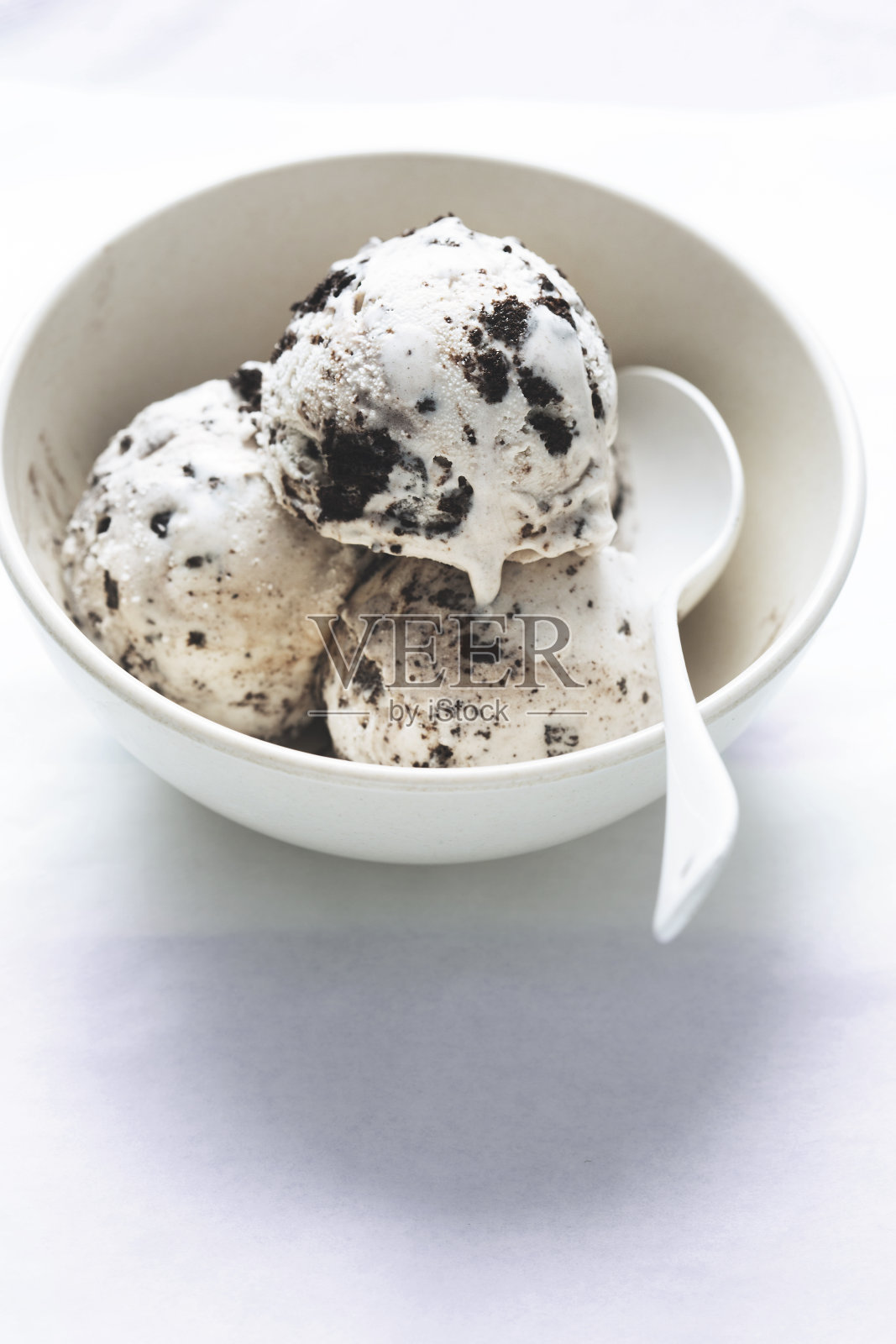 碗里的巧克力曲奇香草冰淇淋照片摄影图片