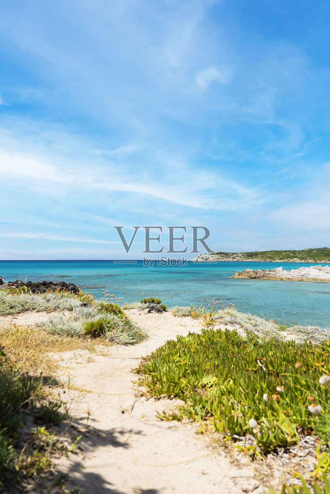 (选择性聚焦)美丽的海岸线沐浴在绿松石般清澈的海水中。Rena Majore位于意大利撒丁岛奥尔比亚-坦皮奥阿格连图社区的圣特蕾莎加卢拉南部。照片摄影图片