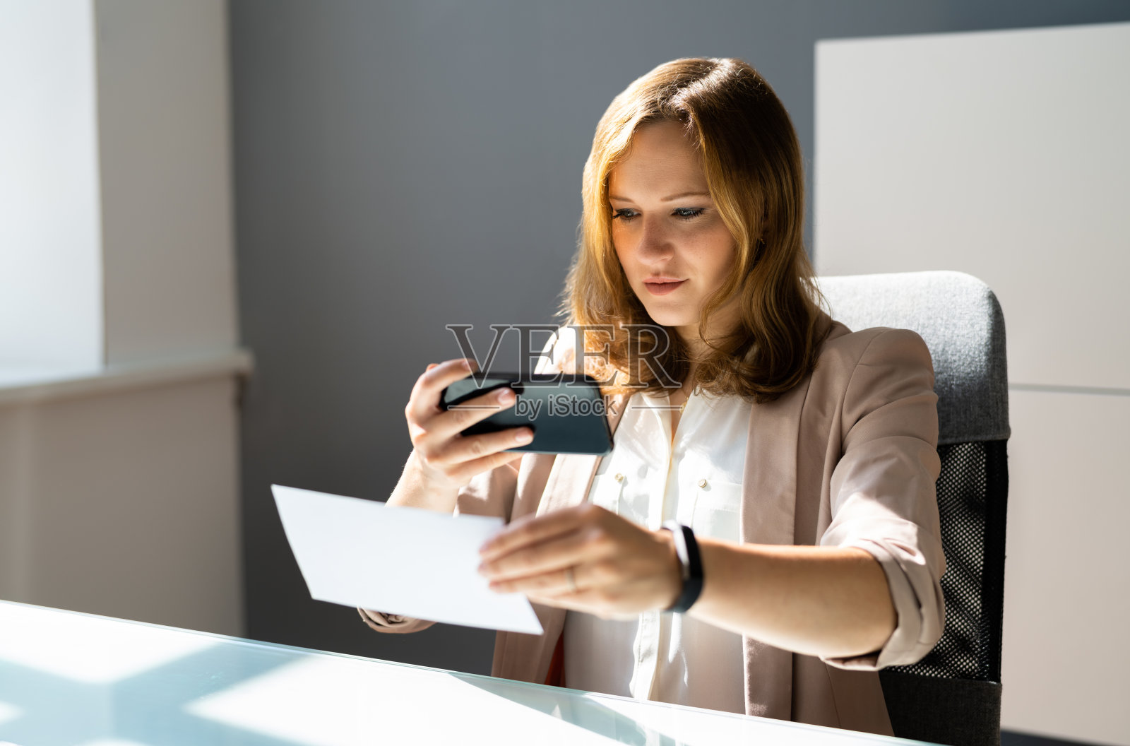 远程支票存款拍照照片摄影图片