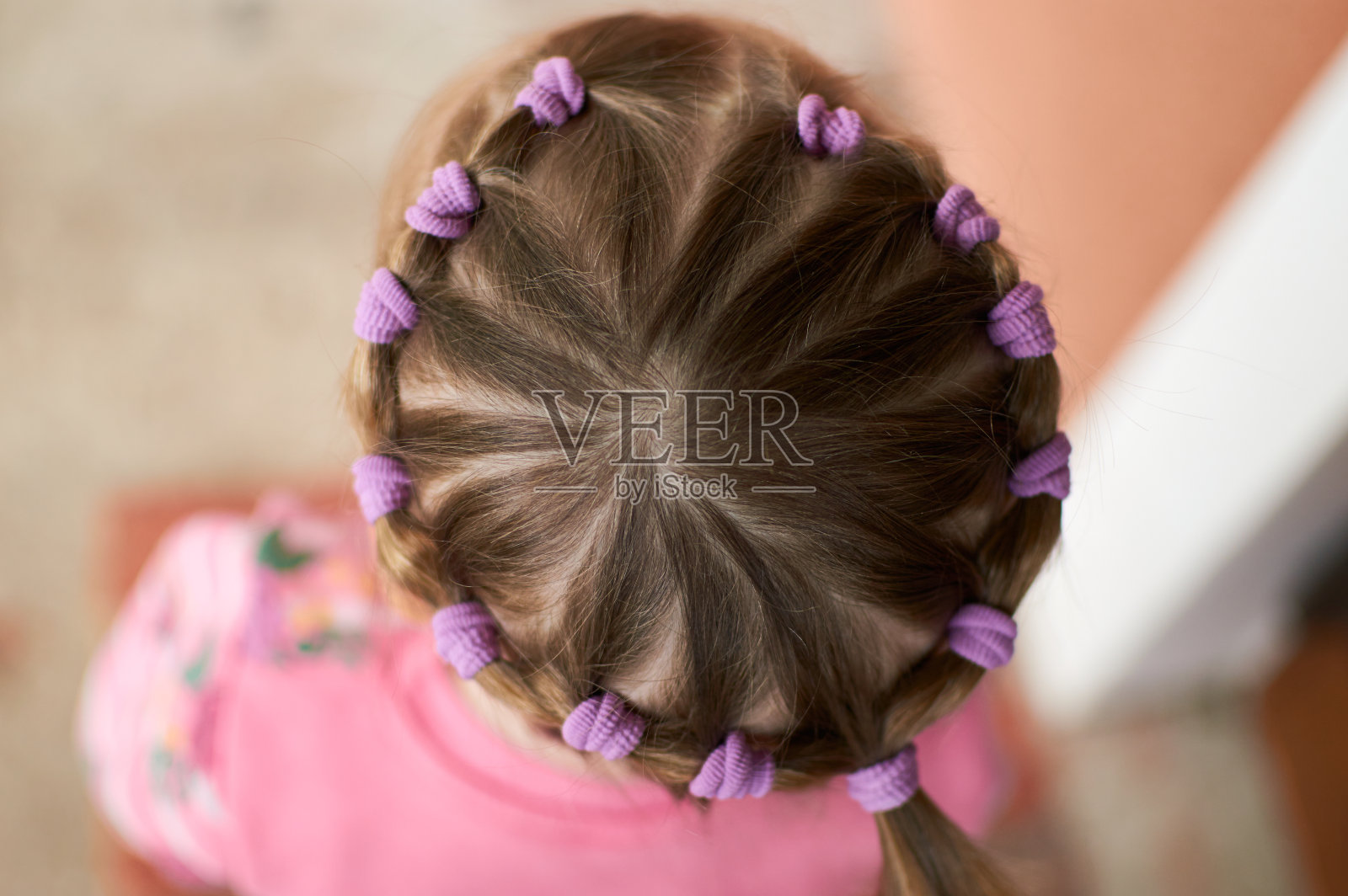 小女孩辫子式近距离。头发模型照片摄影图片