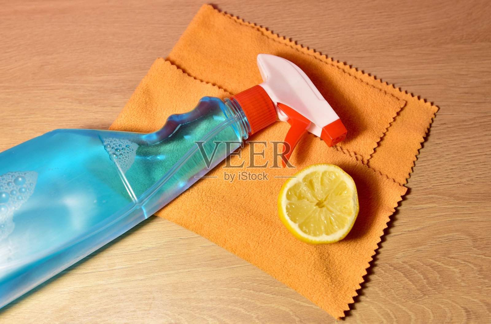 在紫色背景上喷洒清洁剂。用于清洗窗户和盘子的洗涤剂照片摄影图片