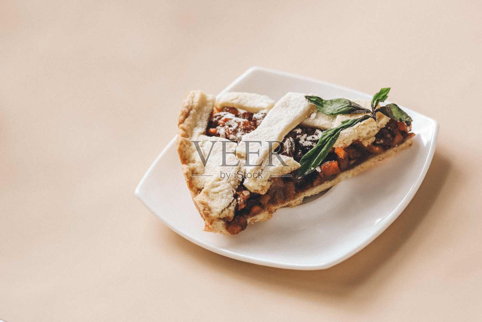 白色背景下美味的苹果派，噪音照片摄影图片