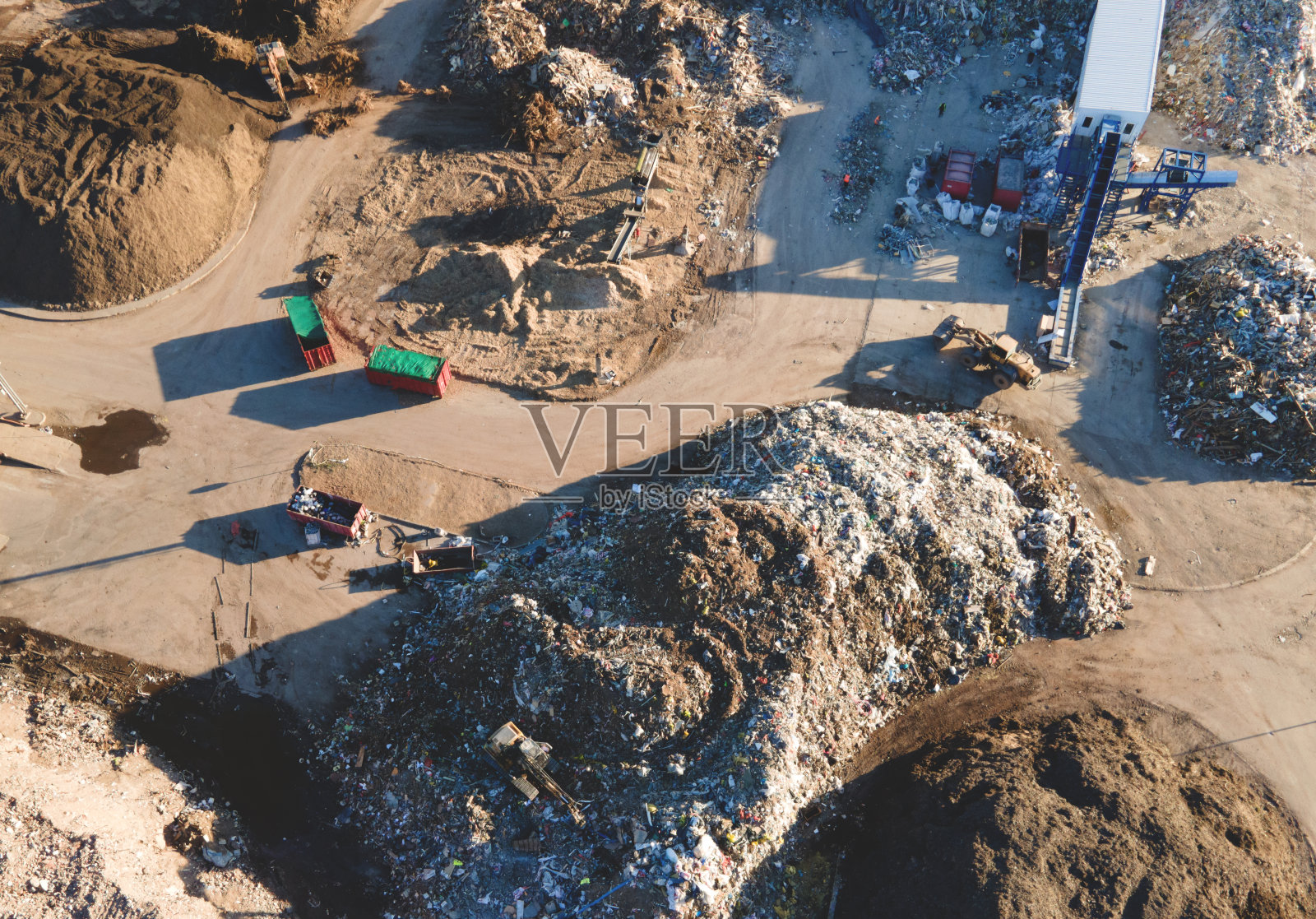 堆填区回收建筑废物及处置垃圾照片摄影图片