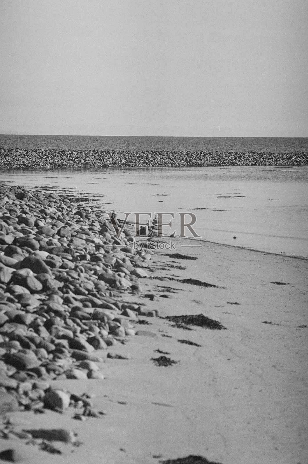 海滩上两堆平衡的石头照片摄影图片