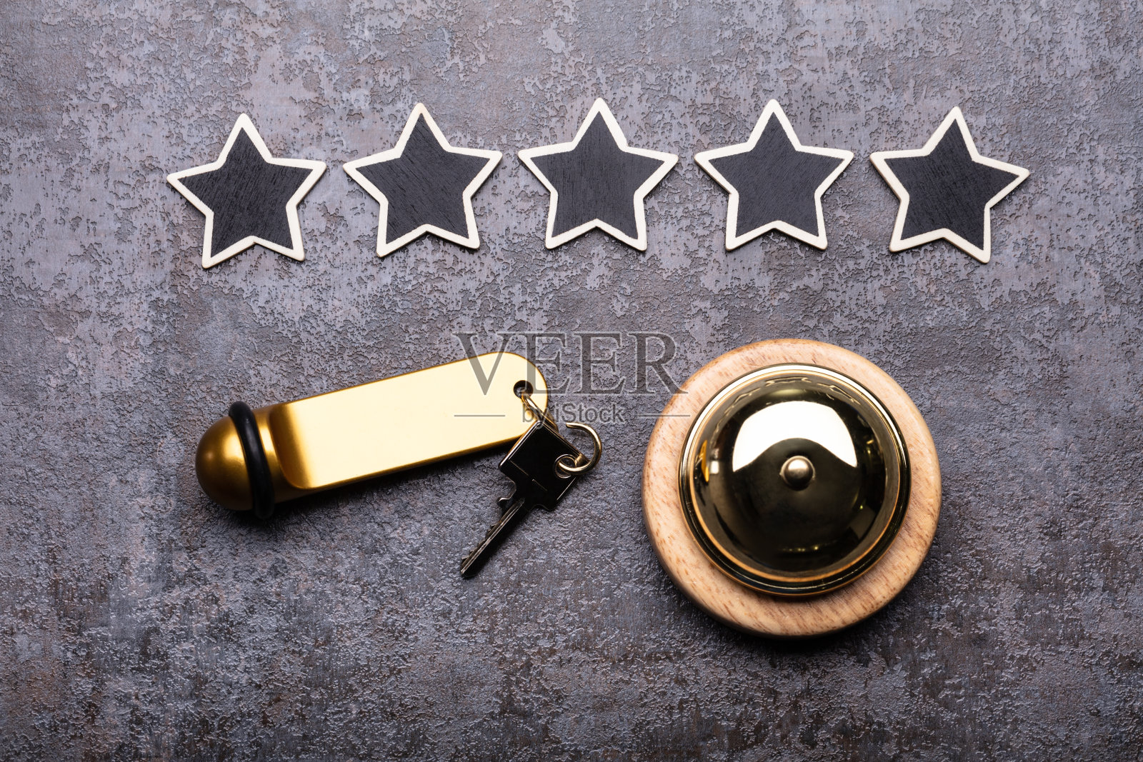 五星级，服务铃和酒店钥匙在黑色背景照片摄影图片