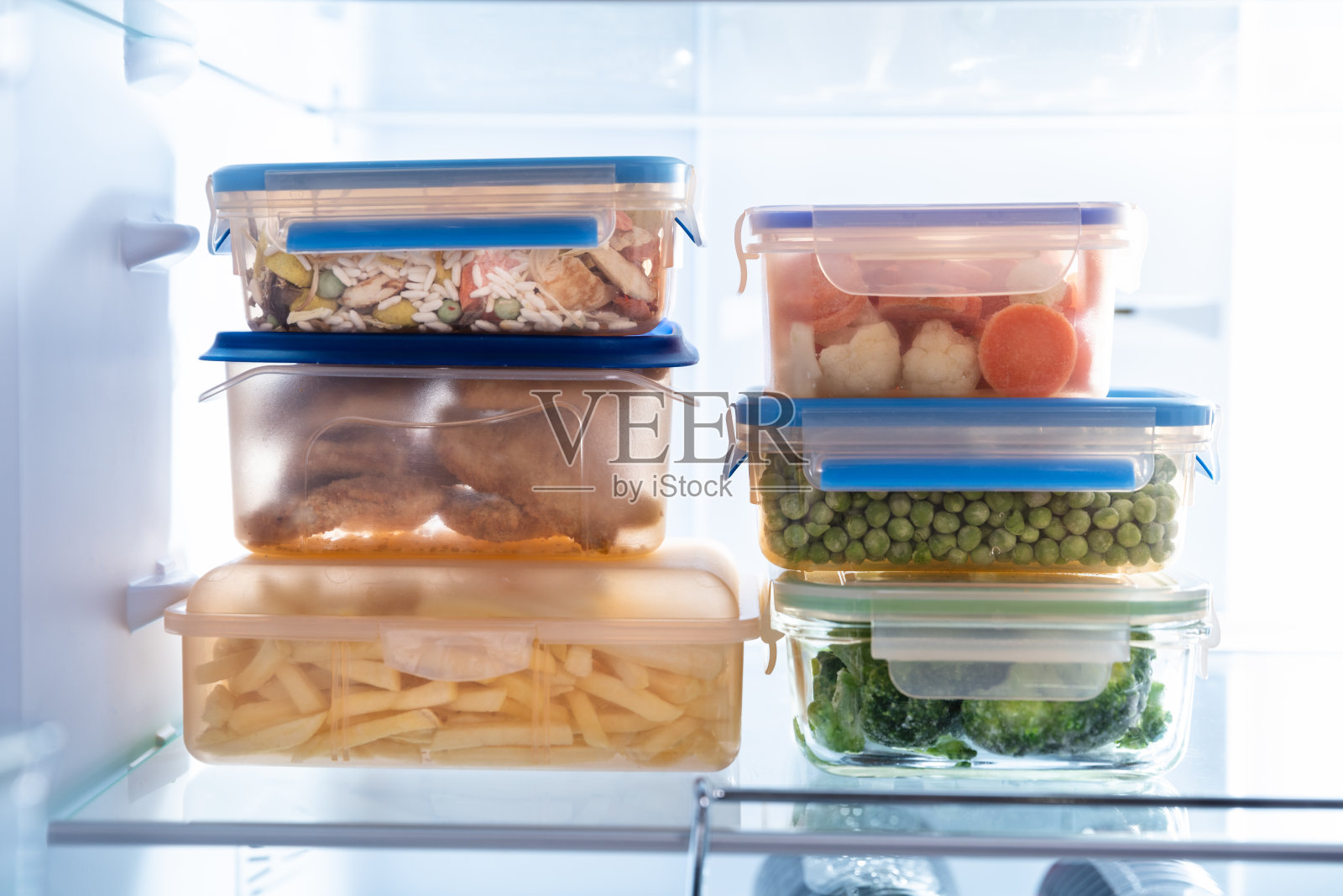 冰箱里装有各种食物的容器照片摄影图片
