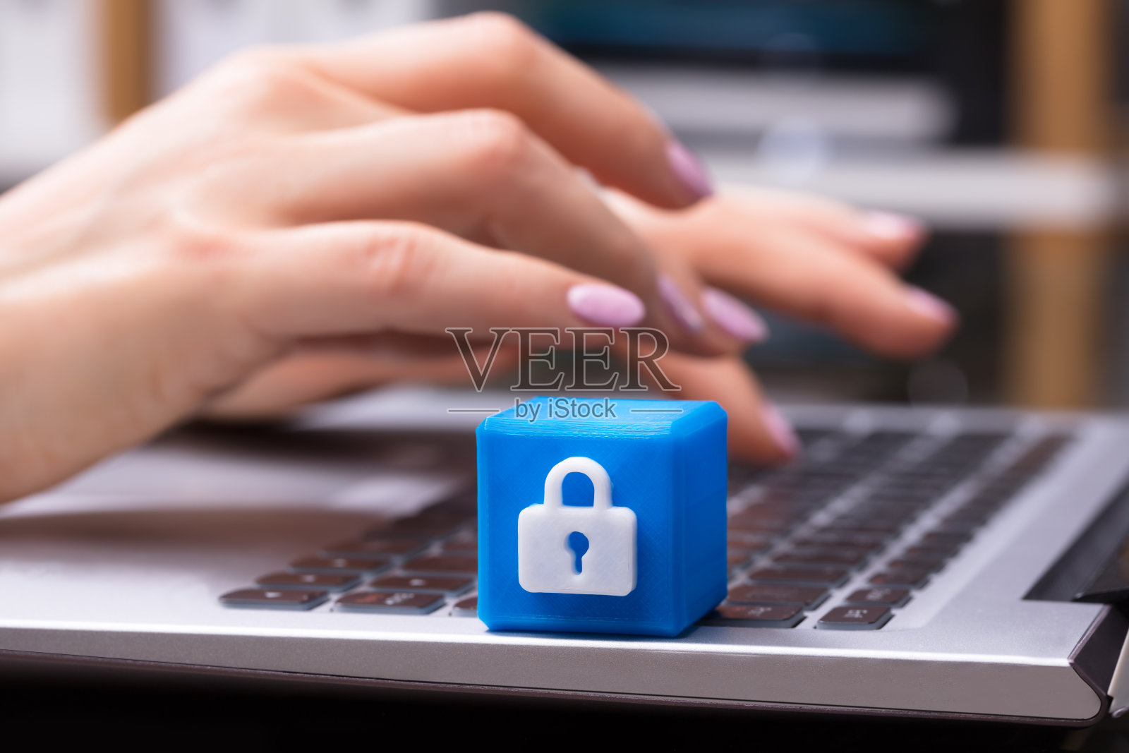 带锁符号的蓝色立方体块照片摄影图片