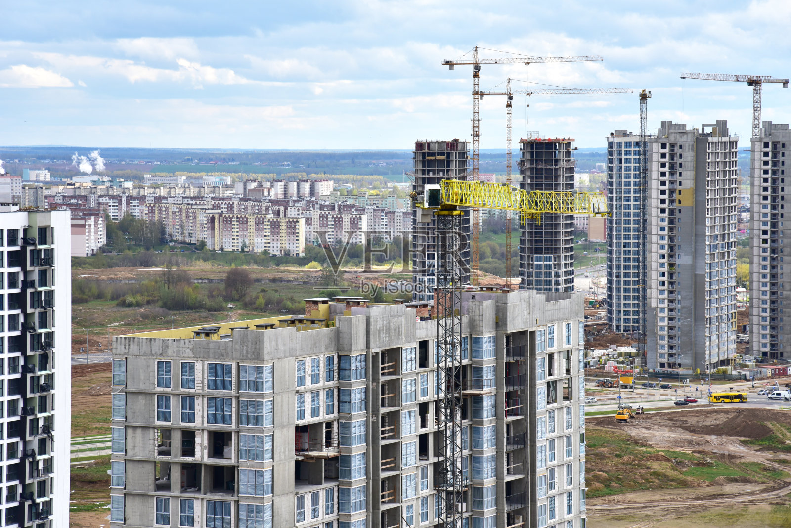 住宅楼施工过程中的塔吊。起重机在模板上。照片摄影图片