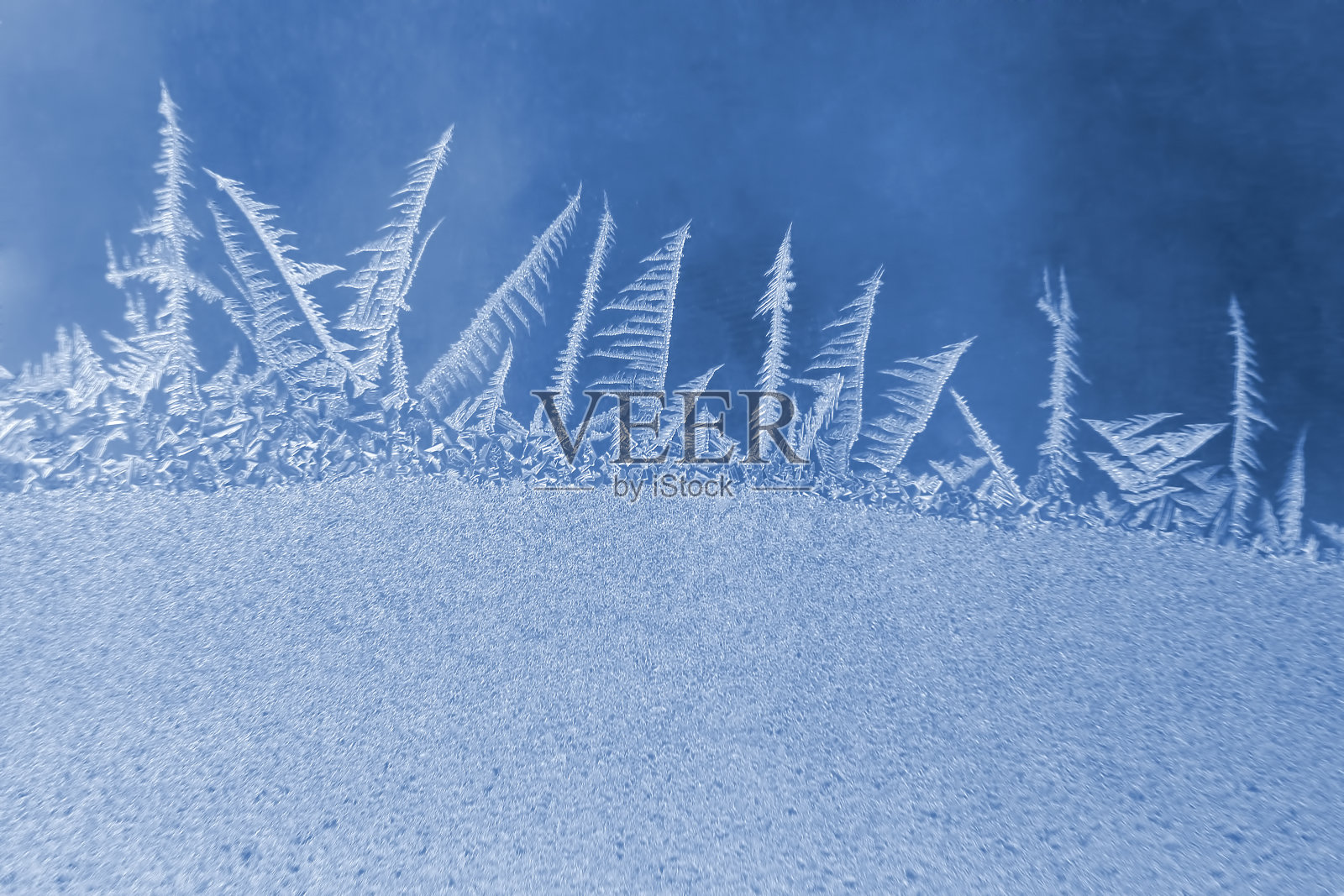 窗户玻璃上的霜冻图案特写。自然的纹理和背景。冻结时的冰纹照片摄影图片