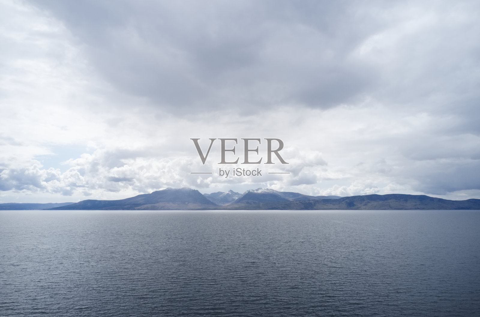 在比特岛的罗塞伊，乌云笼罩下，人们看到了阿兰照片摄影图片