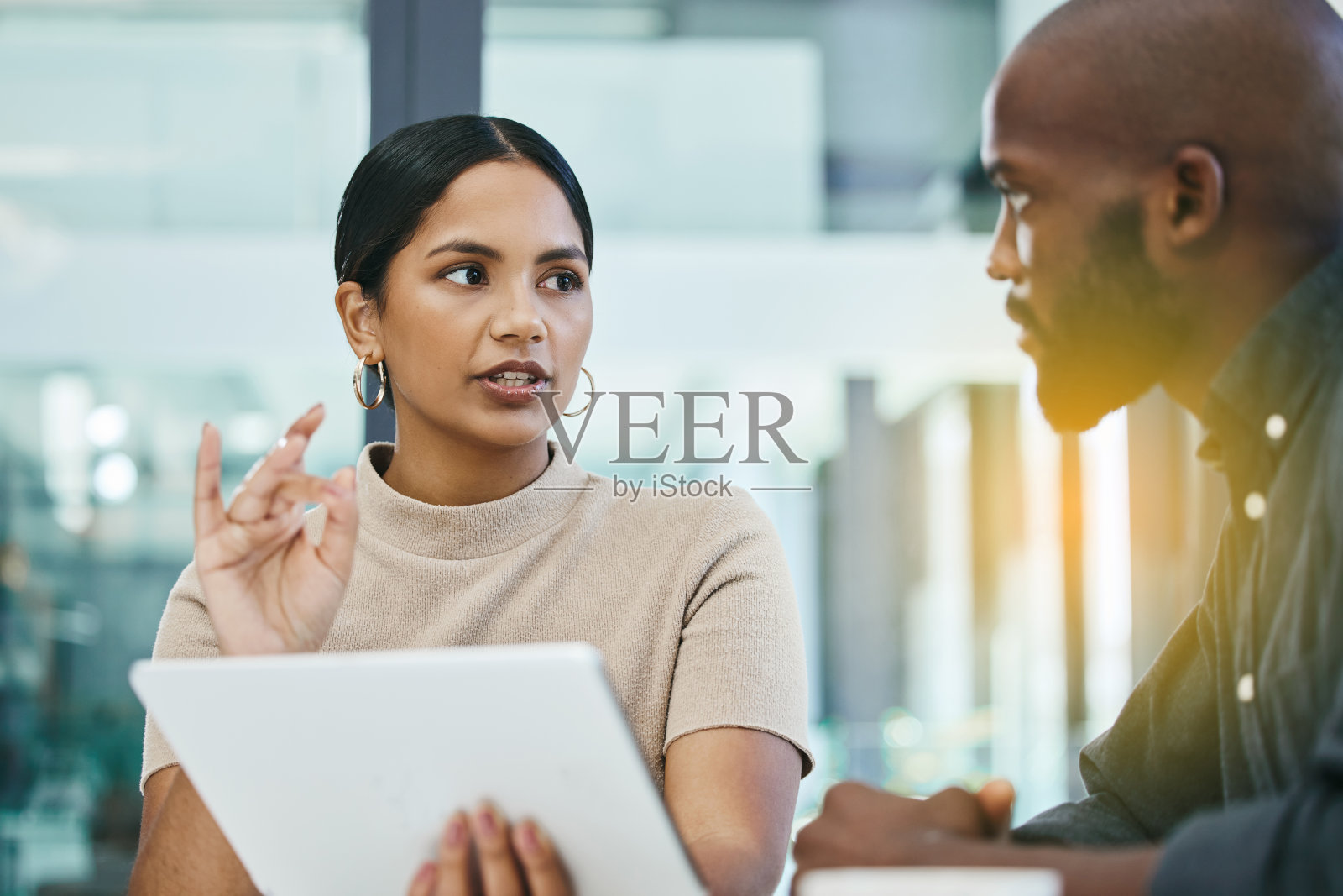 这是两位同事在开会时使用平板电脑的照片照片摄影图片