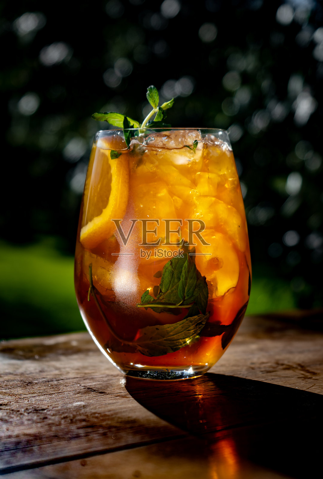 木桌上老式鸡尾酒的特写照片摄影图片