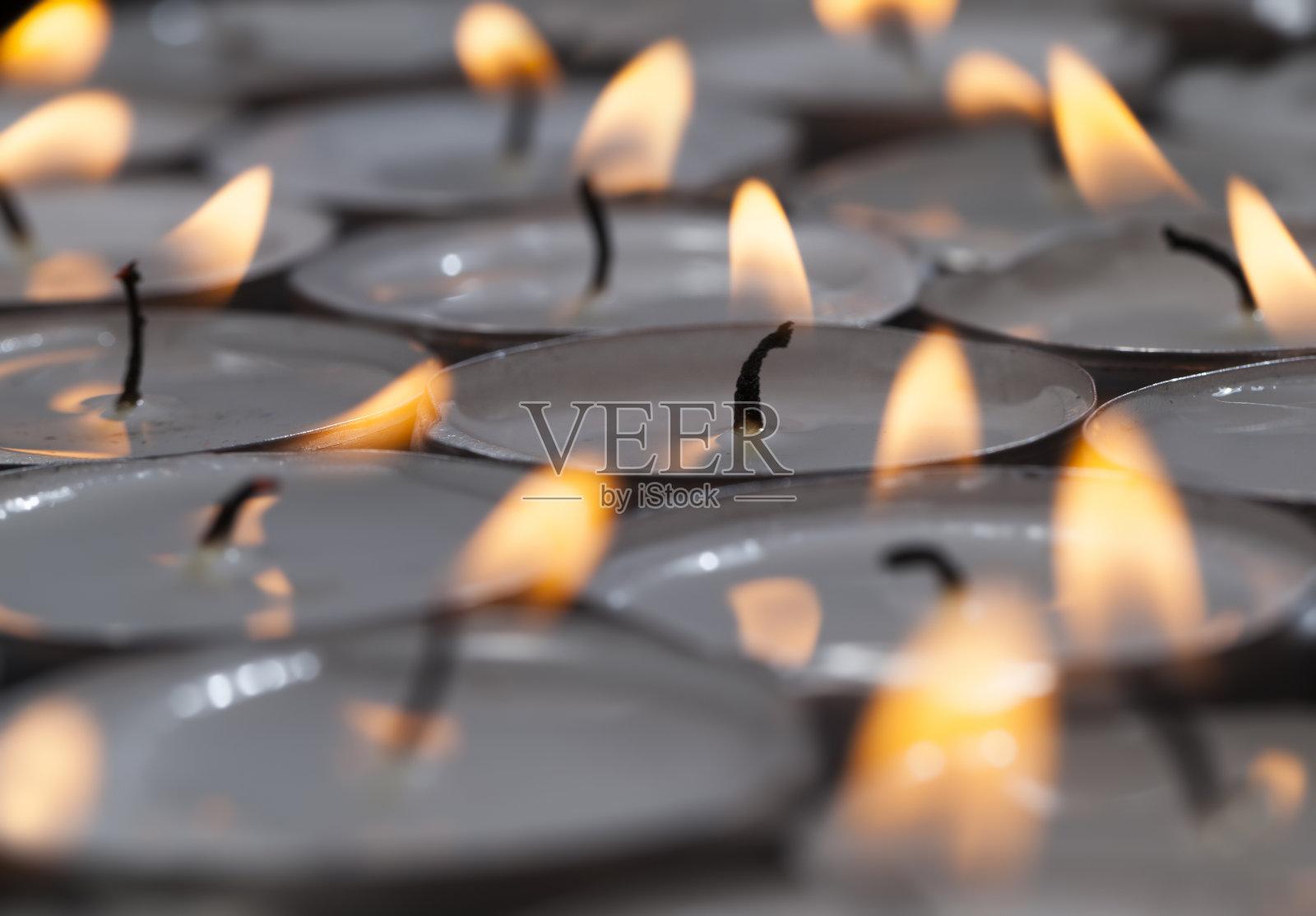 大量的小蜡烛一起燃烧照片摄影图片