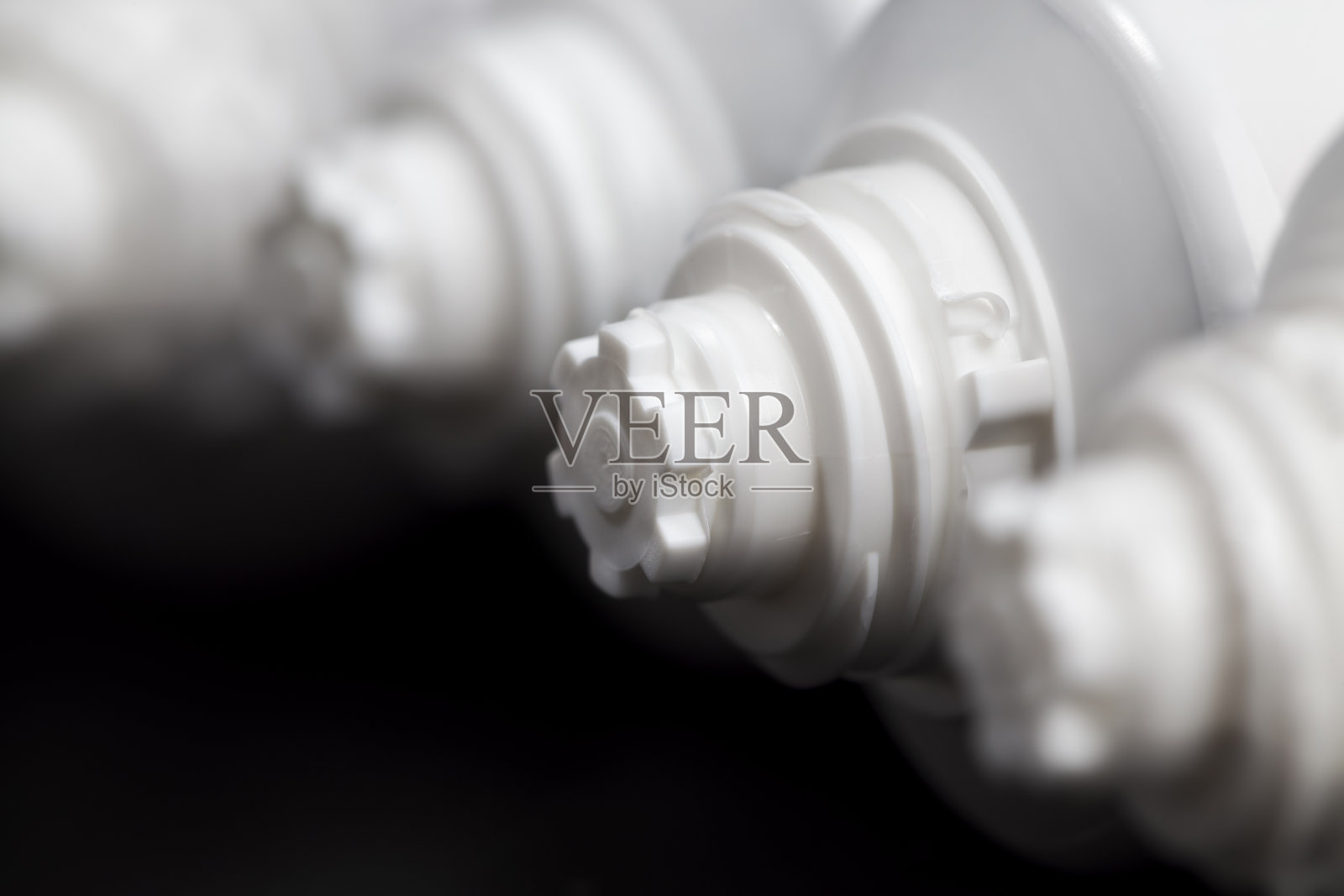 封闭白色塑料管膏或其他化妆品照片摄影图片