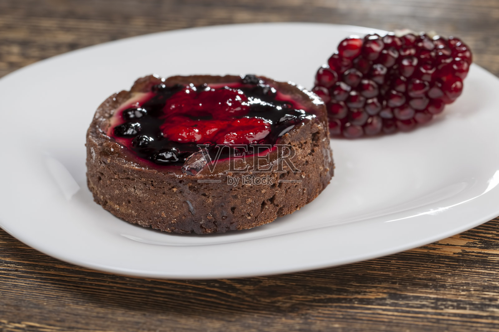 圆馅饼，草莓和蓝莓，靠近照片摄影图片