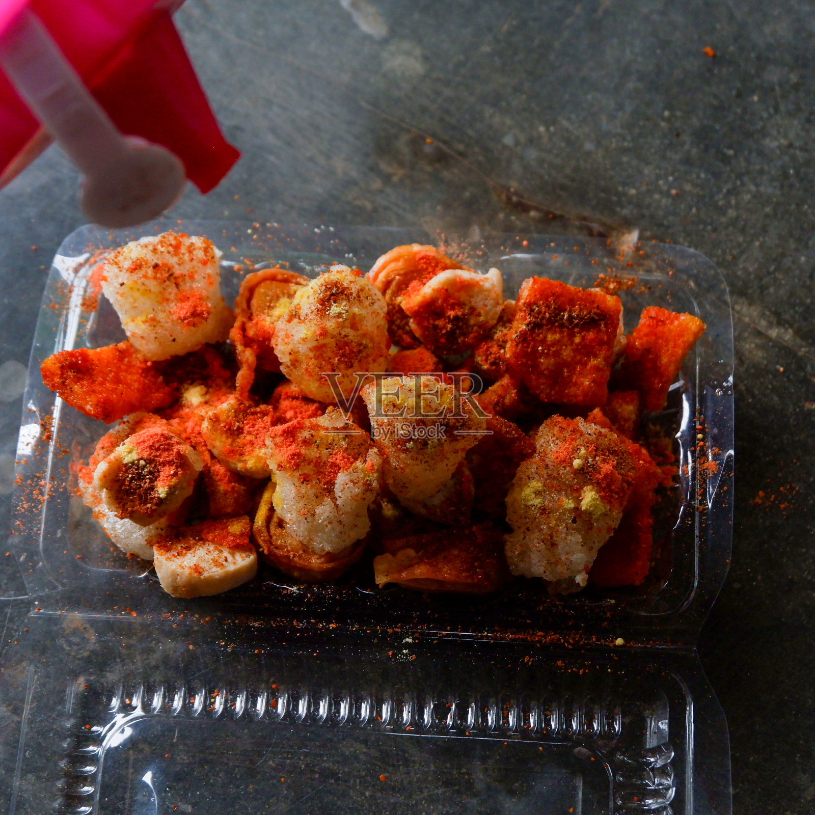 小吃照片包括炸香肠、炸鸡块、炸豆腐和浇上香料的煎饺子照片摄影图片