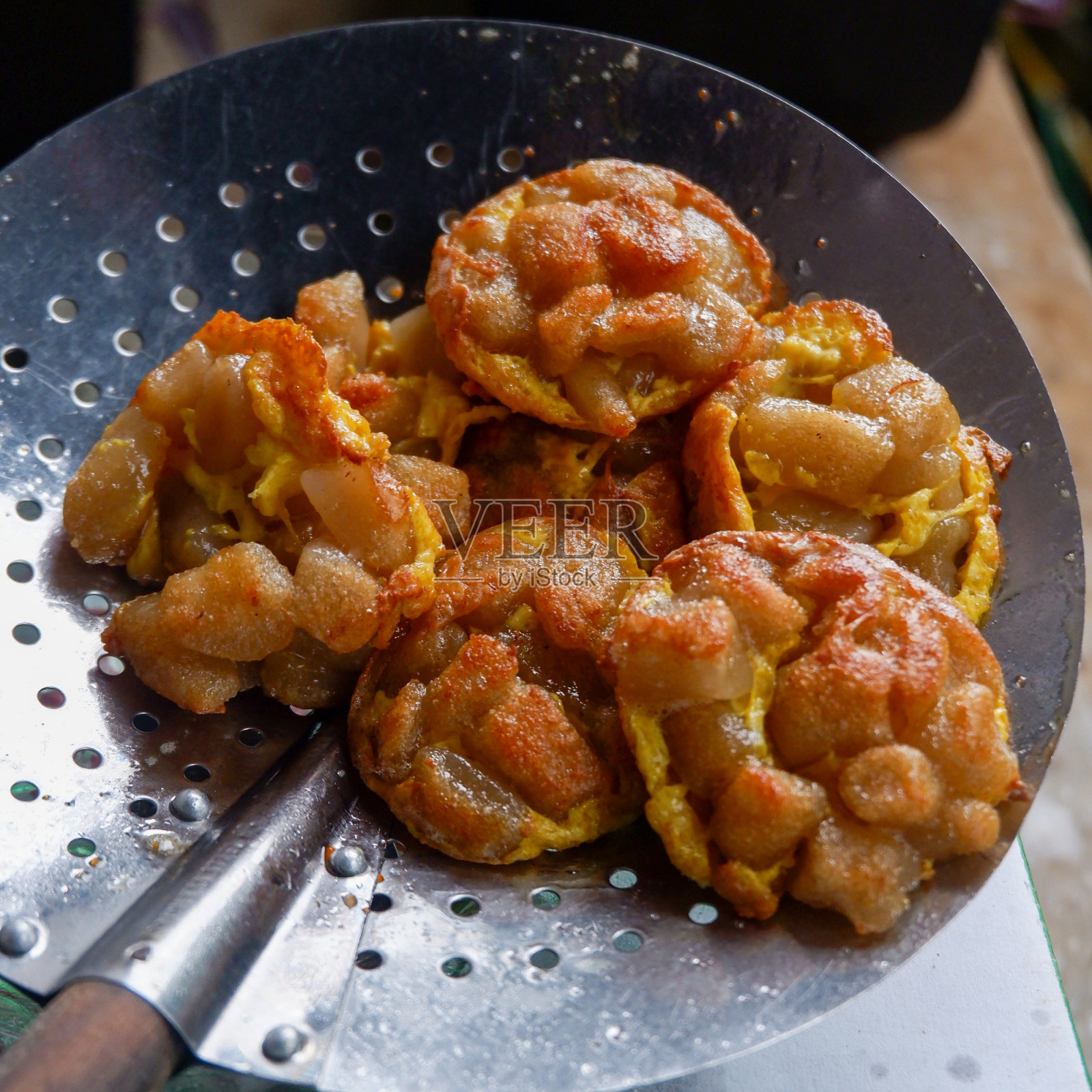 香肠和鸡块炒上辛辣的香料，草莓糖浆饮料照片摄影图片