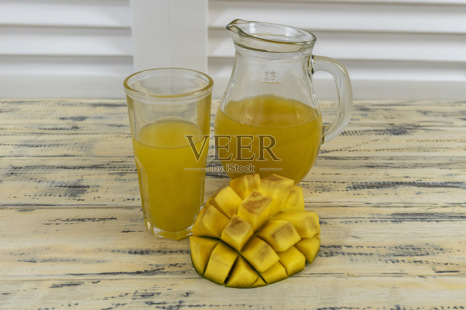 用芒果和玻璃罐子和果汁在一个古老的木制背景的静物生活照片摄影图片