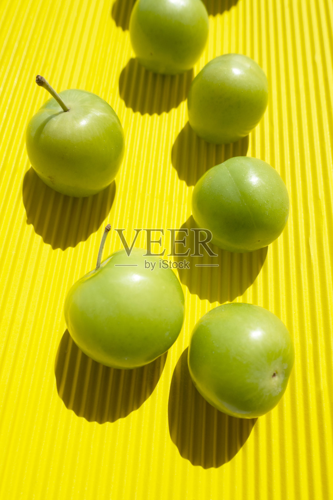 黄色背景上的梅子图案。照片摄影图片