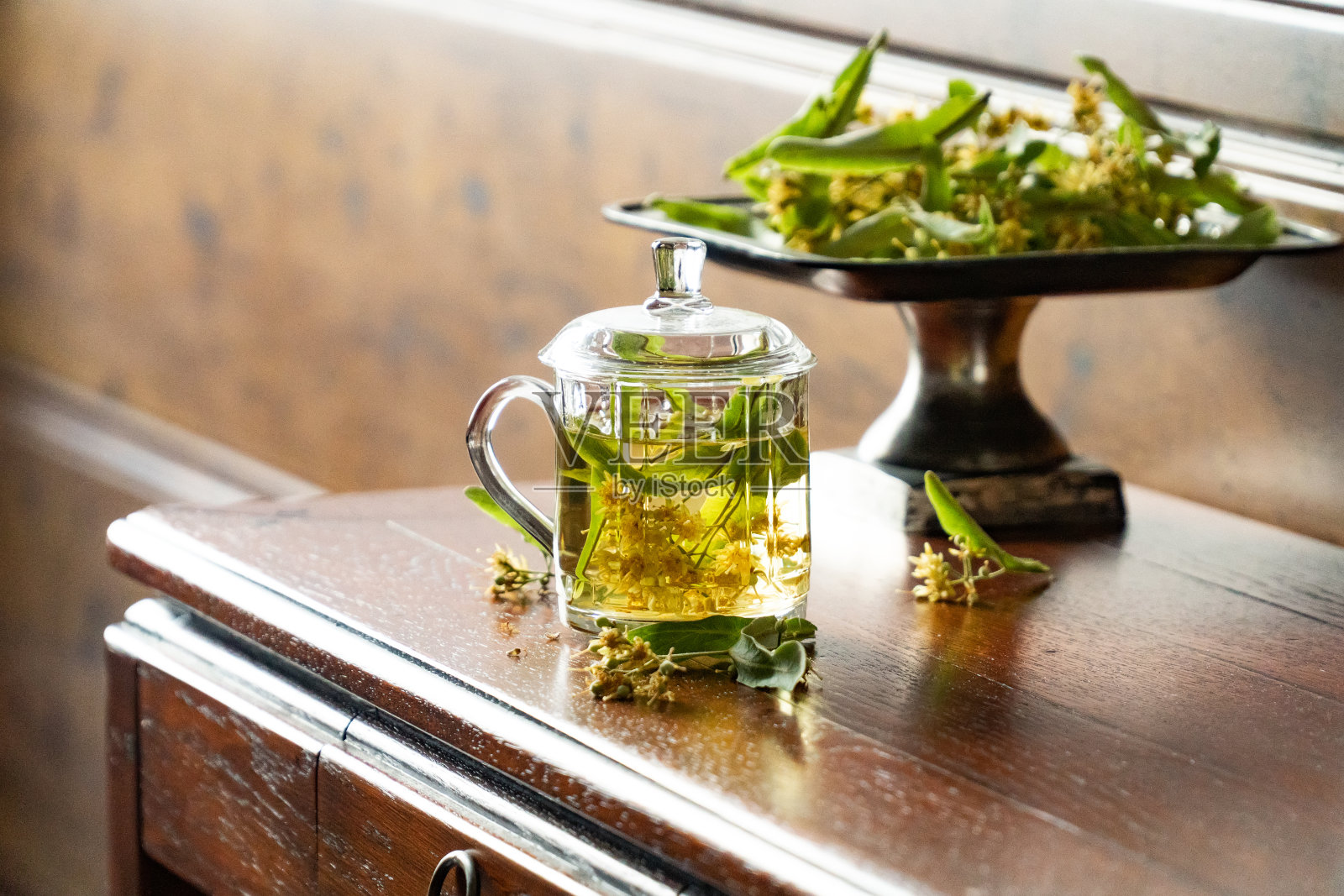 新鲜的酸橙花和一杯茶照片摄影图片