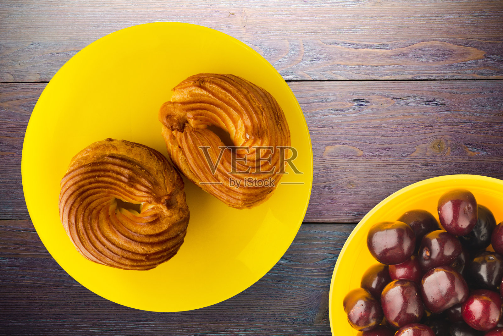 蛋奶蛋糕放在盘子里。照片摄影图片