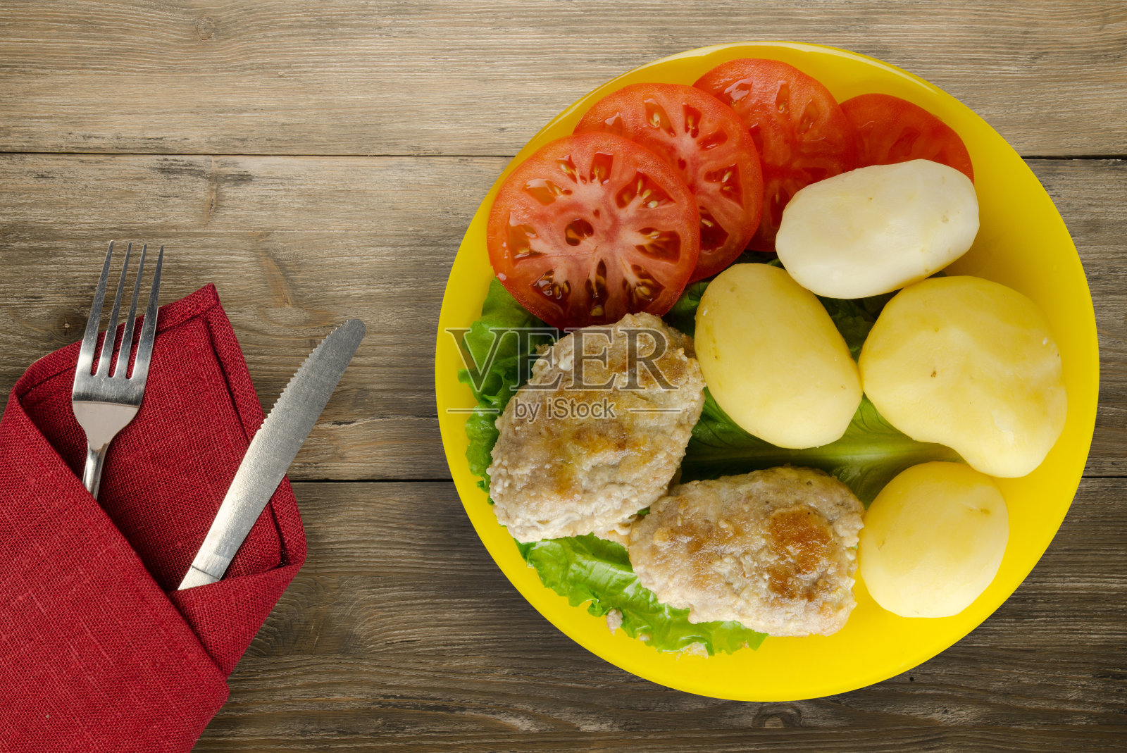 盘子里的炸肉片和土豆照片摄影图片