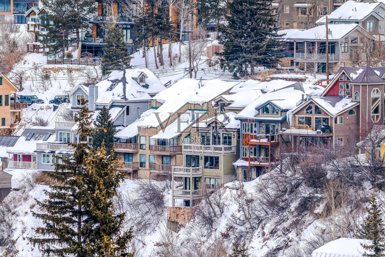 在冬天被雪覆盖的山区小镇上的多层豪华住宅照片摄影图片