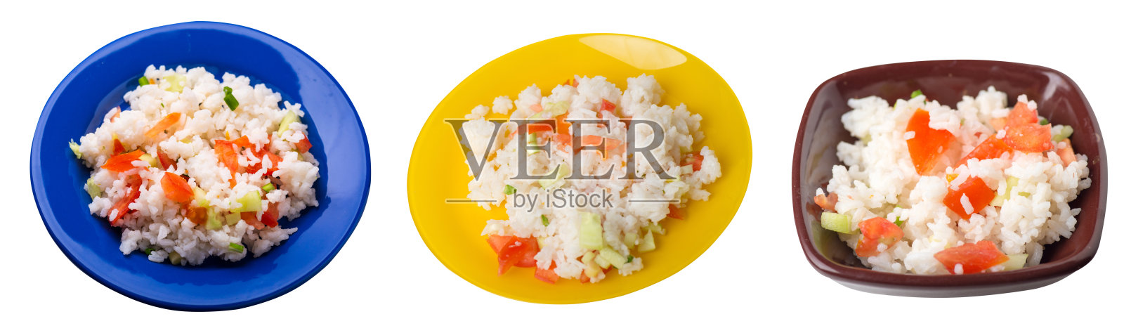 米饭和蔬菜在盘子上孤立的白色背景。米饭配西红柿，黄瓜和洋葱。照片摄影图片