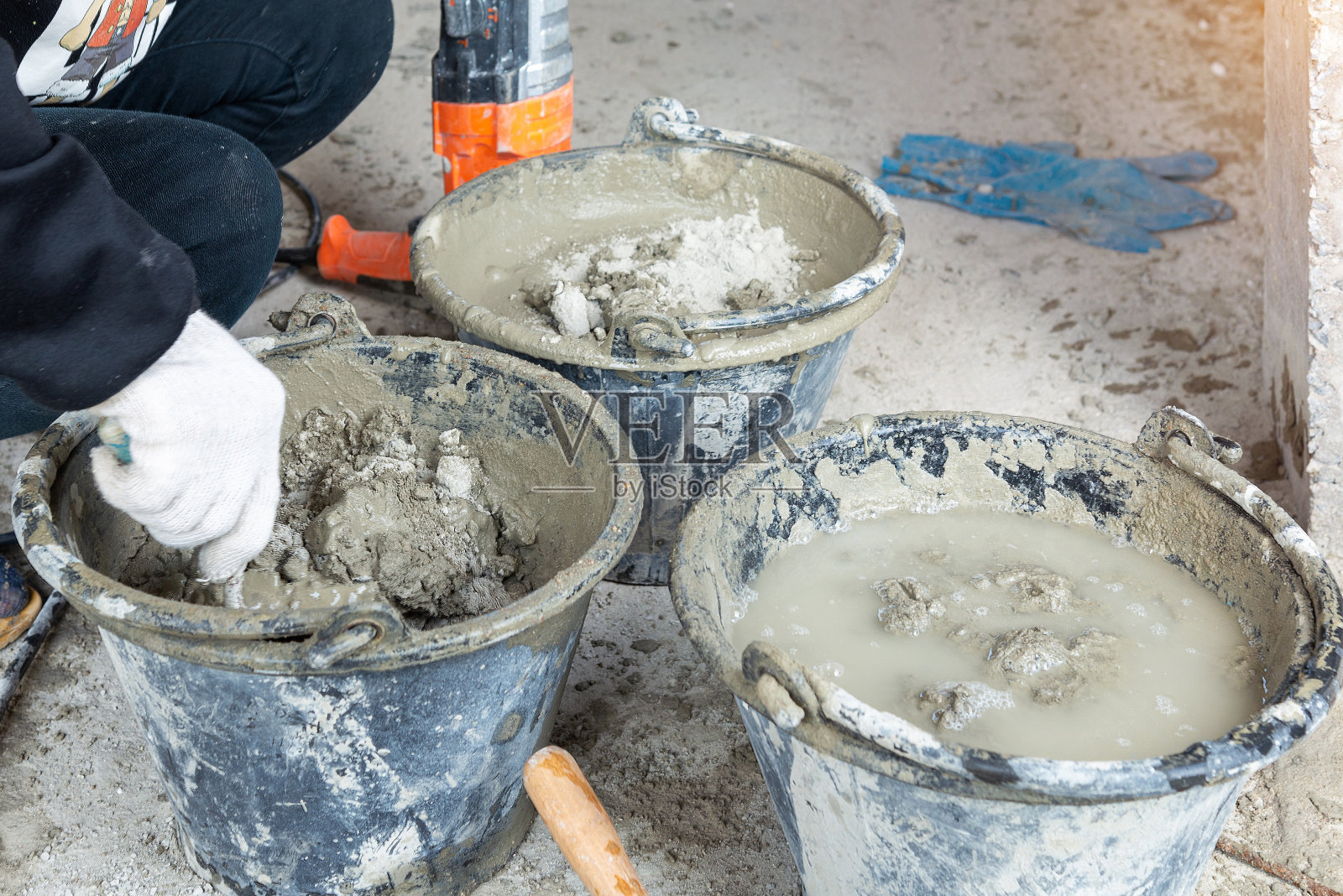 施工时运输水泥的塑料桶照片摄影图片