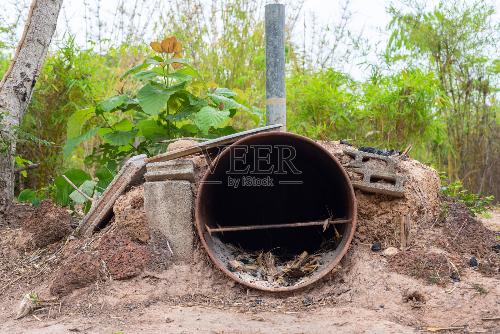 陈旧生锈的烧烤架清洁肮脏的网格，陈旧的格栅用于烧烤食物。照片摄影图片