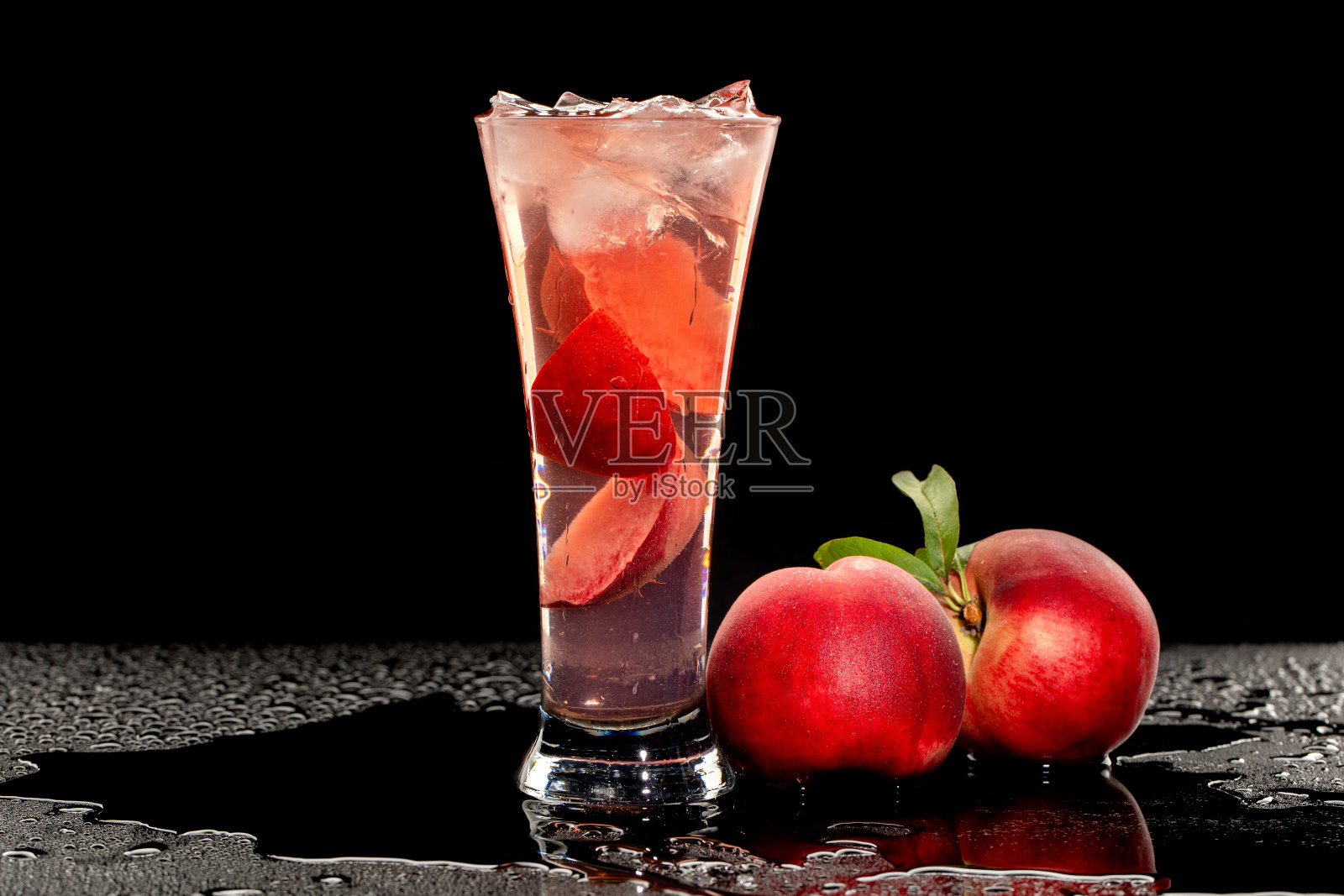 新鲜的夏日鸡尾酒桃子照片摄影图片