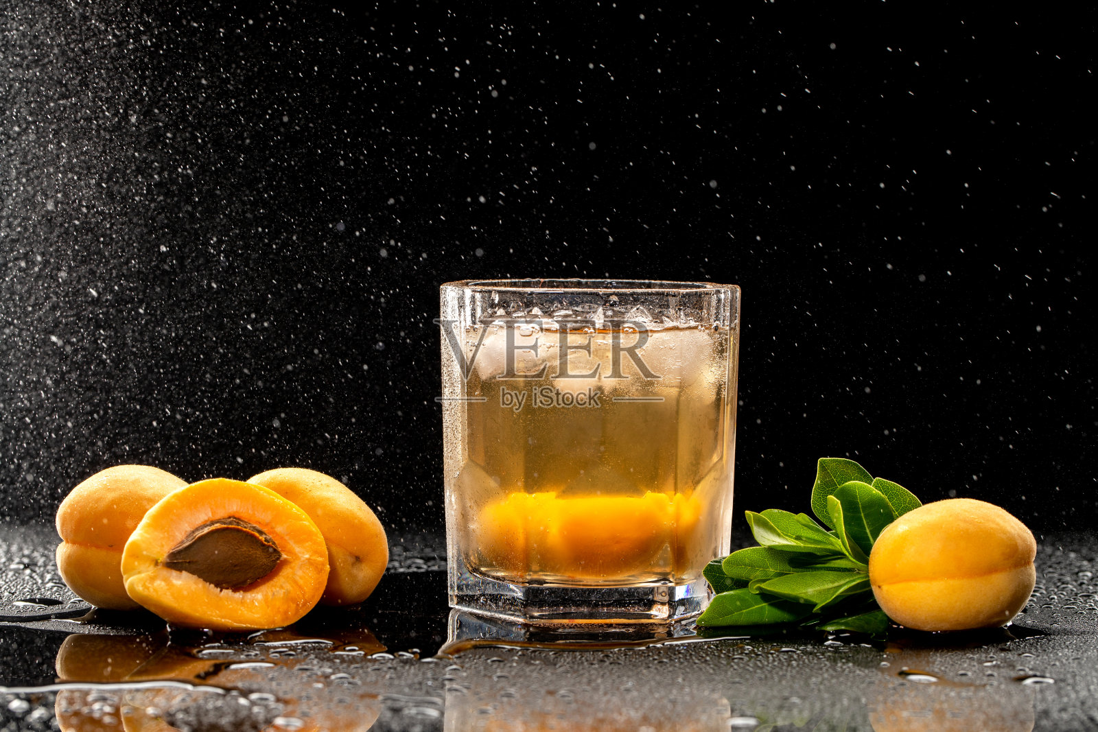 黑色背景下的新鲜杏子鸡尾酒照片摄影图片