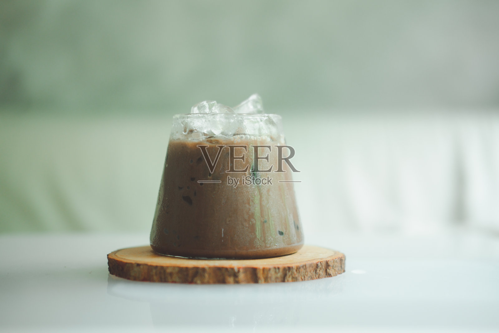 咖啡桌上有冰黑可可。照片摄影图片