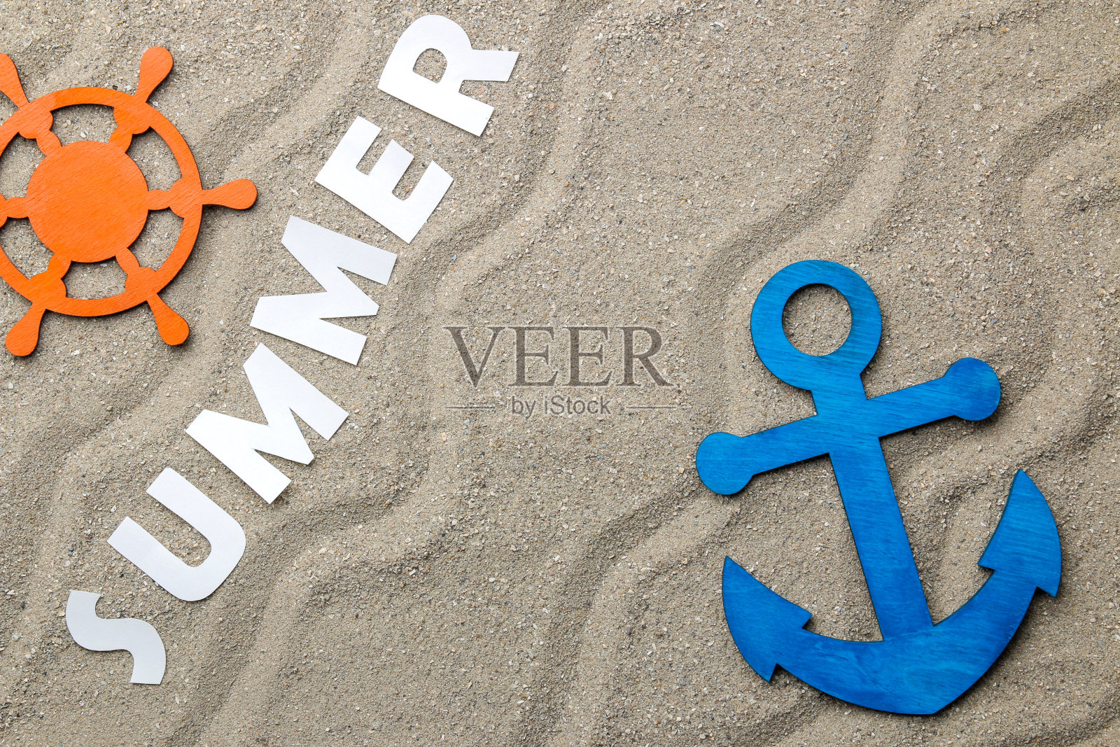 题字夏天的纸上白字在海沙上。夏天。放松。假期。从上面的观点照片摄影图片