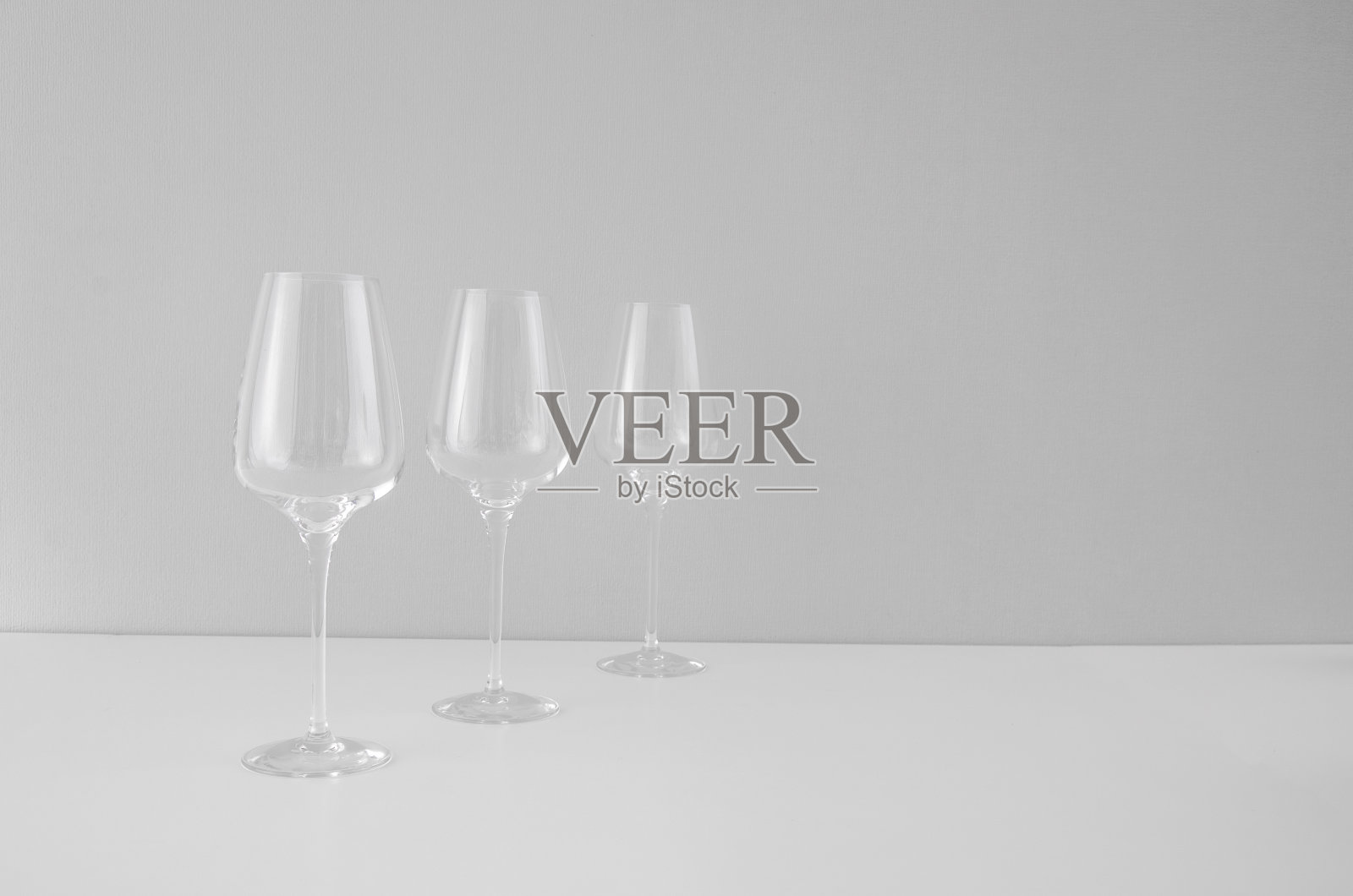 这个杯子是空的，可以盛酒了。白色背景上的三个空酒杯照片摄影图片