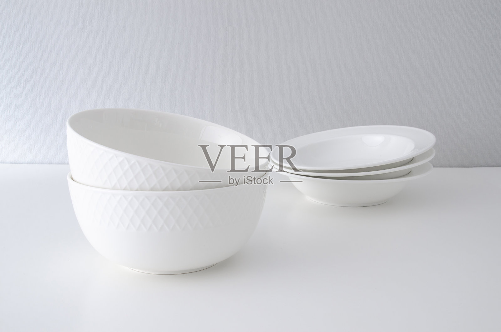 白色深盘在一个干净的背景上。极简主义的餐具照片摄影图片