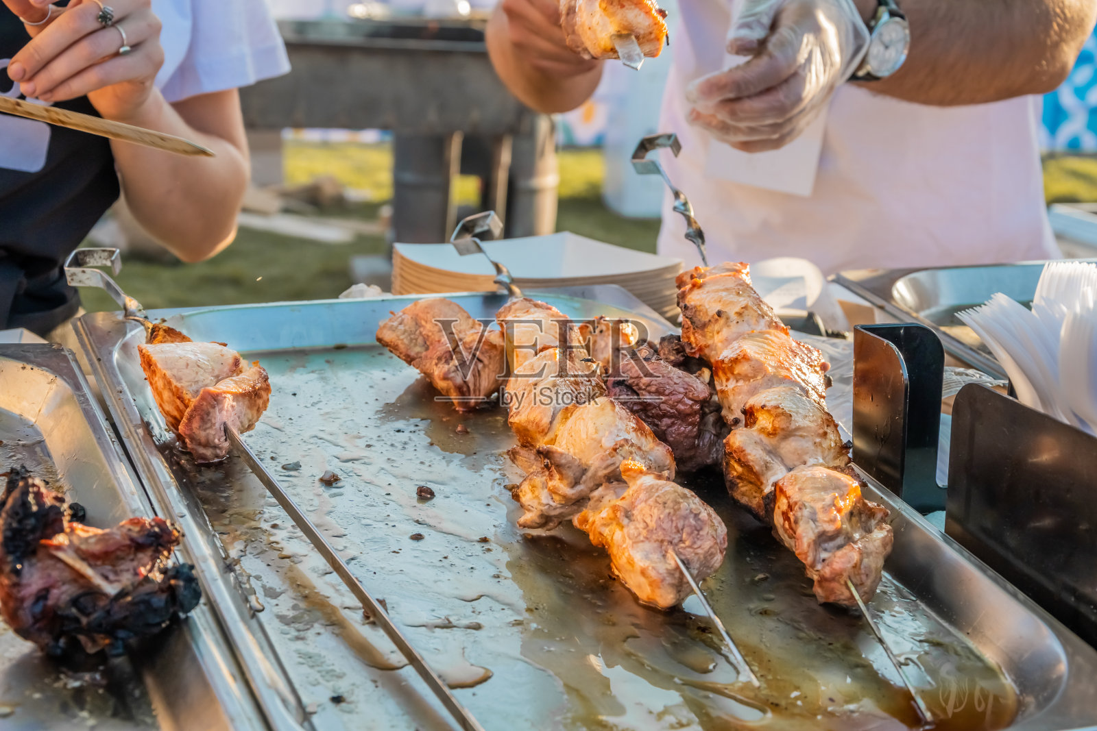 柜台上的烤肉串照片摄影图片