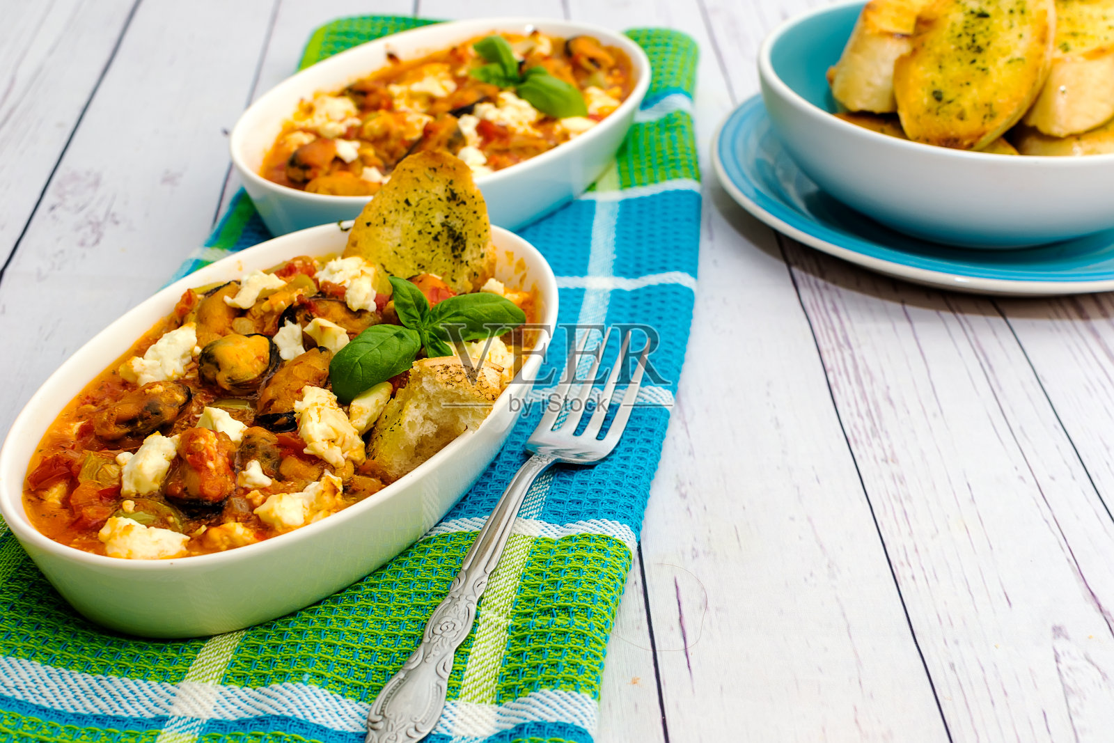 色布上涂着茴香酒的佐格纳齐贻贝照片摄影图片