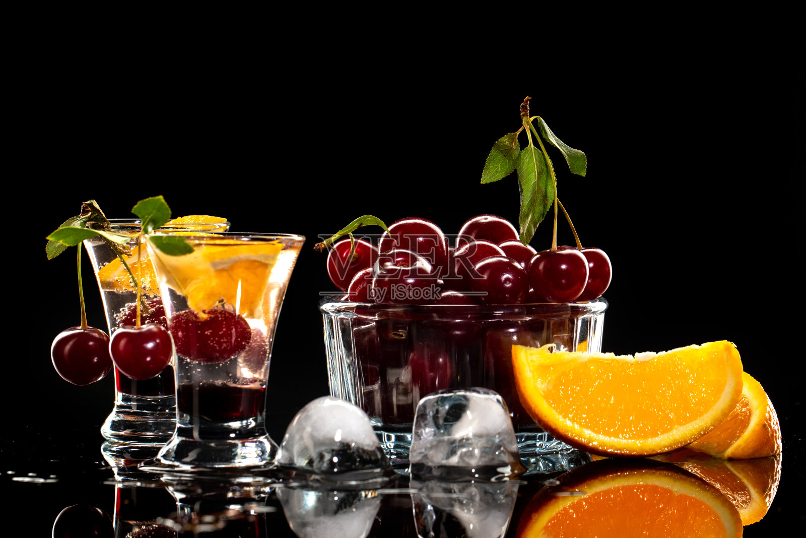 新鲜的鸡尾酒，糖浆，樱桃和橙照片摄影图片